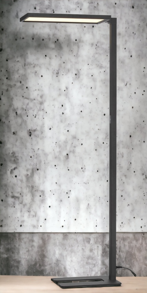 Schwarze Leggero Stehleuchte mit rechteckigem Leuchtkopf, moderne Arbeitsleuchte für Büro und Homeoffice.