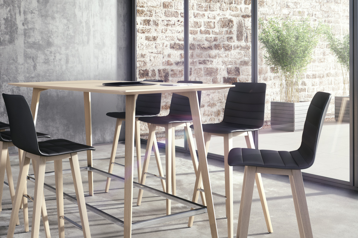Fina Club Stehtisch von Brunner mit schwarzen Barhockern und hellem Holztisch in modernem Ambiente.