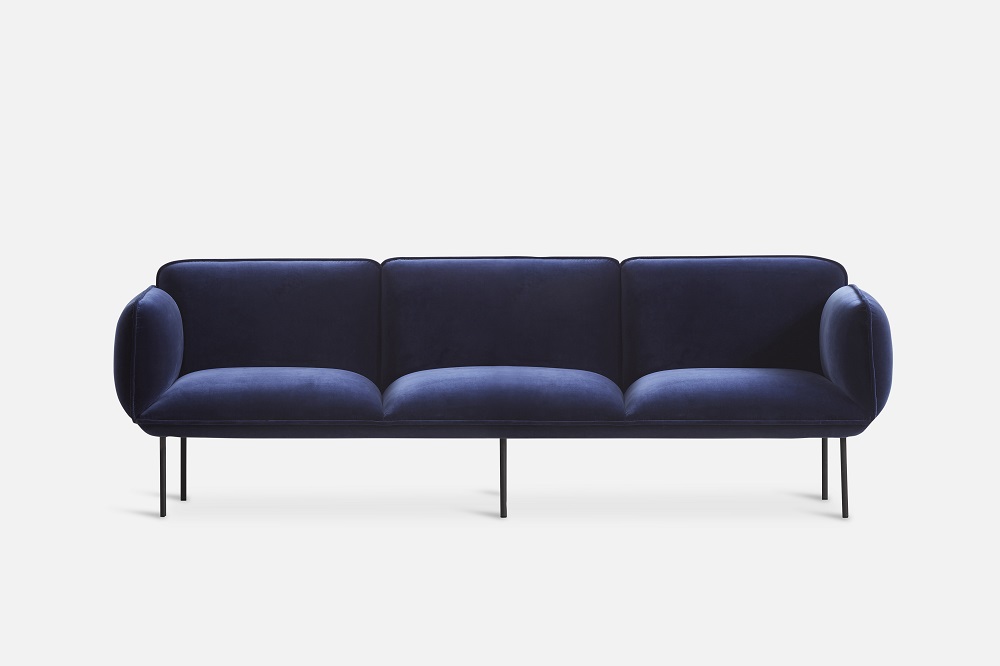 Nakki Sofa von Woud: Elegantes, blaues 3-Sitzer Sofa mit Samtbezug und filigranen Metallbeinen.