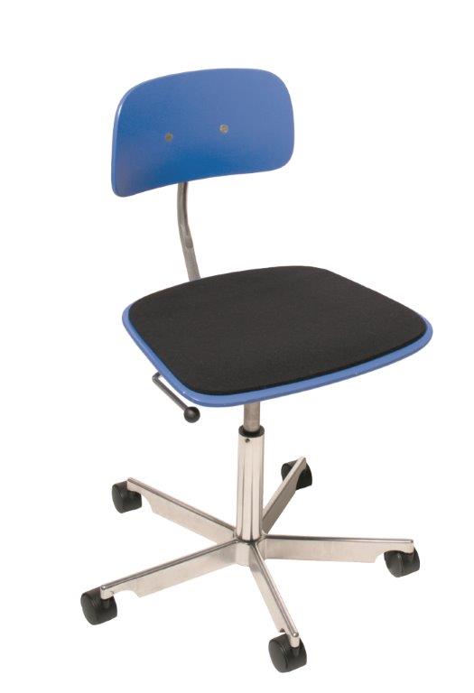 Kevi Stuhl mit Filzauflage: Schwarze Sitzauflage für bequemes Sitzen auf dem Bürostuhl. Einzelstück.