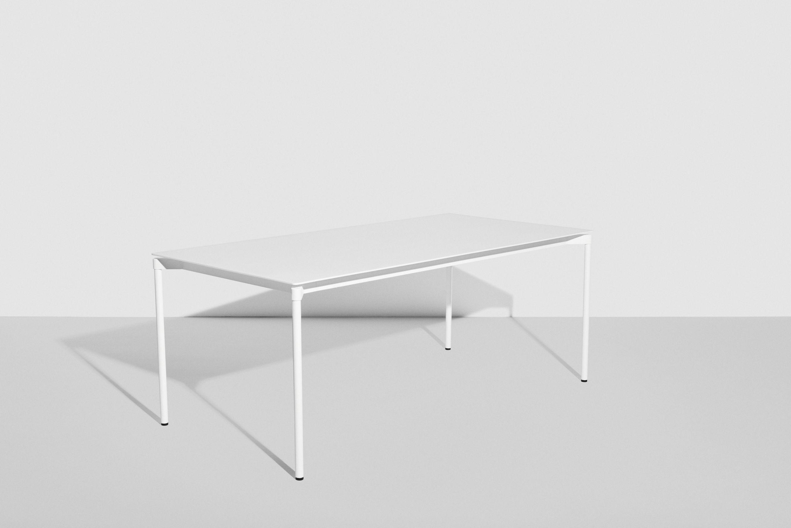 Weißer Fromme Esstisch von Petite Friture: Rechteckiger Tisch mit minimalistischem Design und filigranen Beinen.
