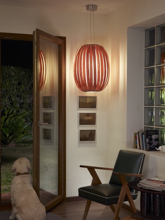 Pod Pendelleuchte von LZF Lamps: Runde Holz-Hängeleuchte spendet warmes Licht im Wohnraum.