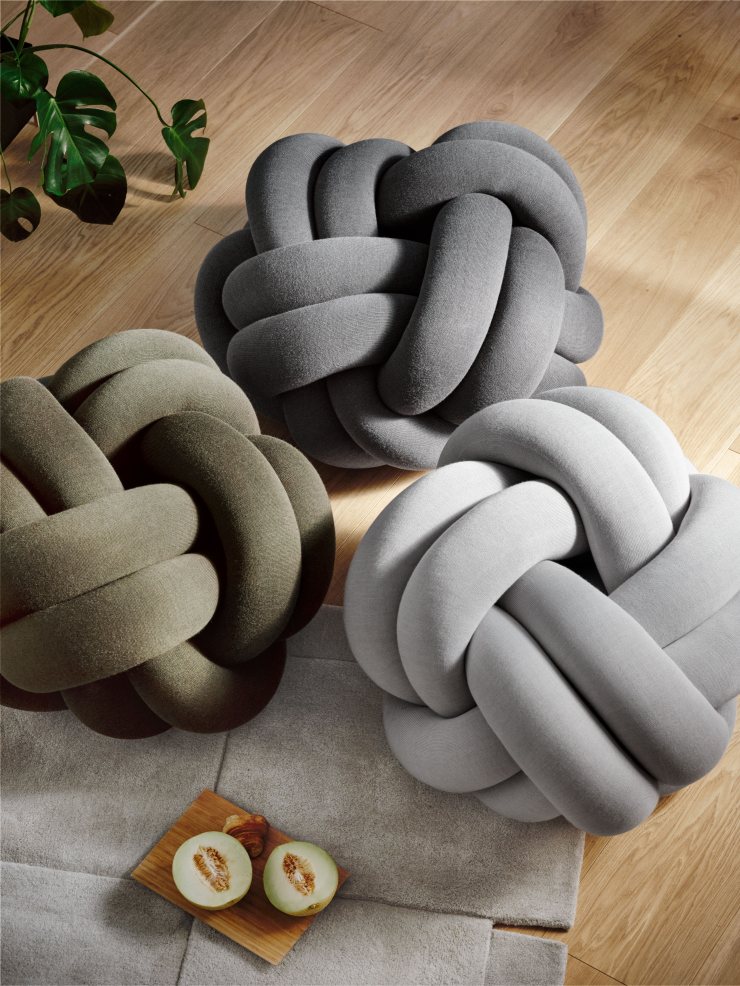 Drei Knot Kissen von Design House Stockholm in Grau, Oliv und Hellgrau. Dekorative Sitzkissen.
