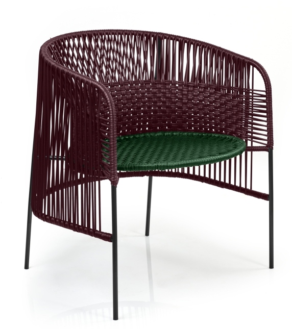 Caribe Chic Loungesessel: Outdoor Sessel in Schwarzrot mit moosgrüner Sitzfläche und schwarzem Gestell.