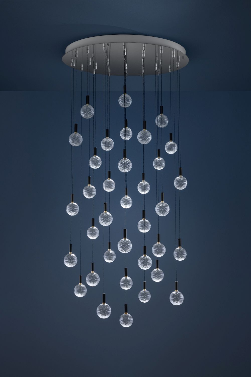 Nahaufnahme der Catellani & Smith Par 18 Hängeleuchte mit vielen Kristallkugeln.