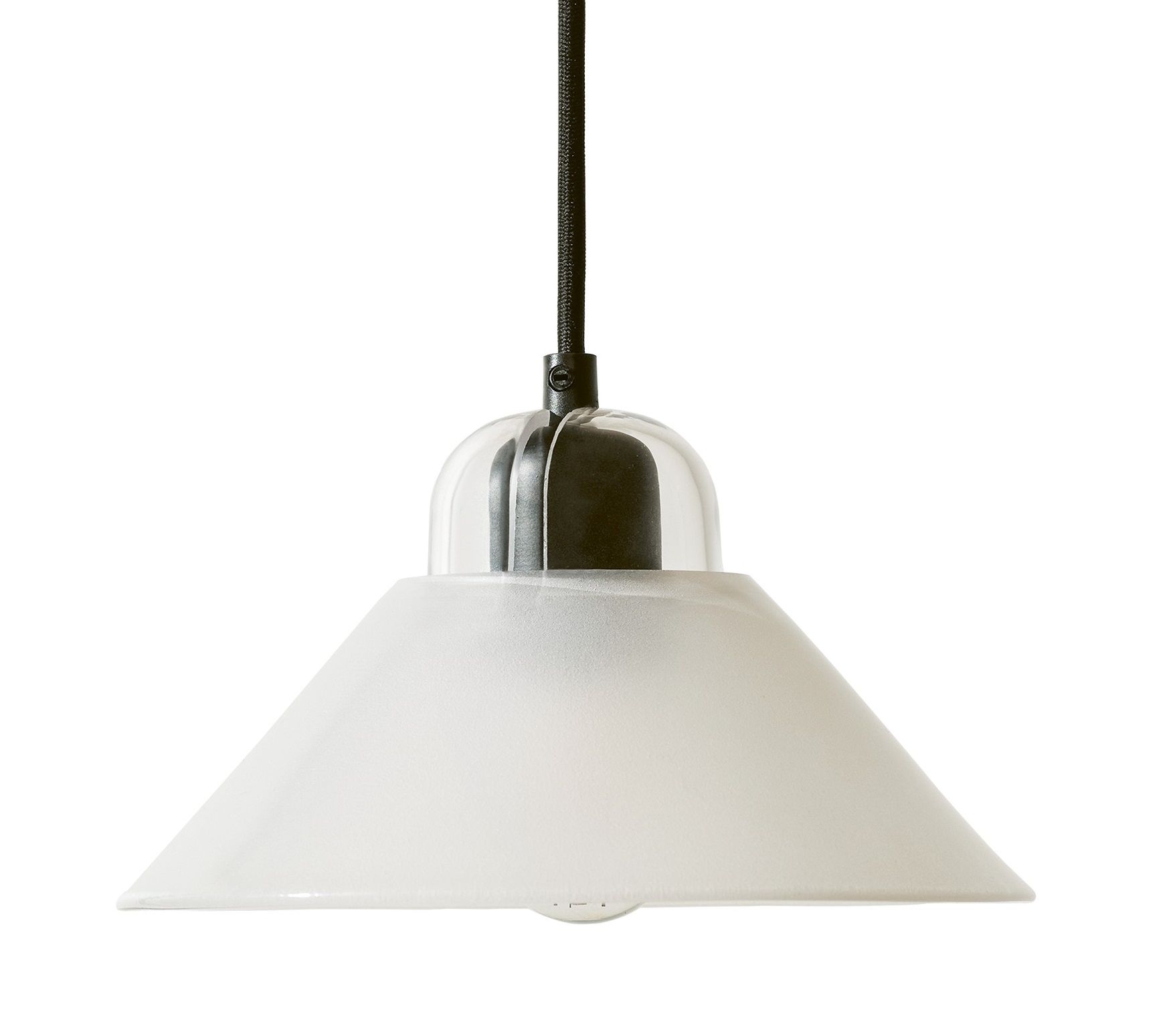 Kalo Lamp Pendelleuchte von Design House Stockholm mit weißem, kegelförmigem Lampenschirm und schwarzem Kabel.