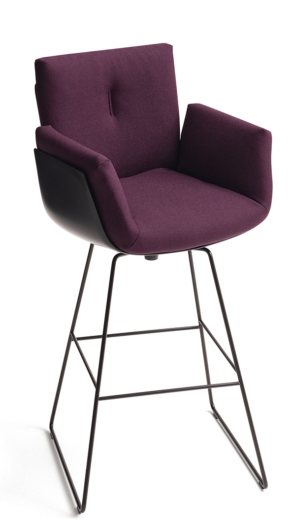 Alvo Barstuhl mit Armlehnen, lila Bezug und schwarzem Drahtgestell. Drehbarer Hocker für die Bar.