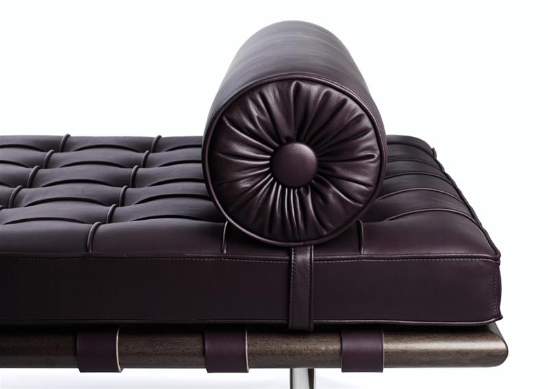 Detailaufnahme: Barcelona Liege von Knoll International mit dunkelviolettem Leder und Kopfstütze.