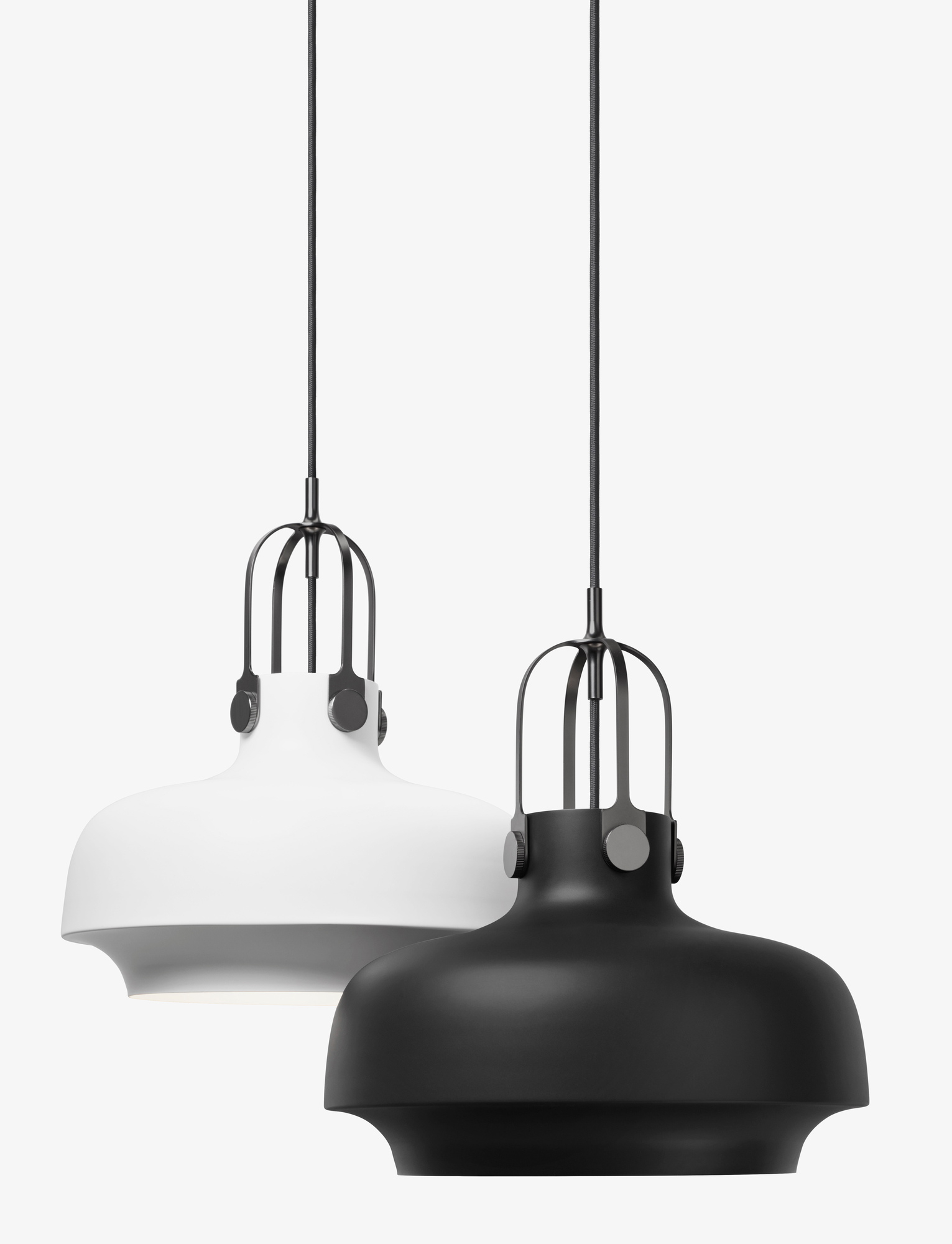 Zwei AndTradition Copenhagen Pendelleuchten, SC7, in Schwarz und Weiß, hängen an Kabeln.