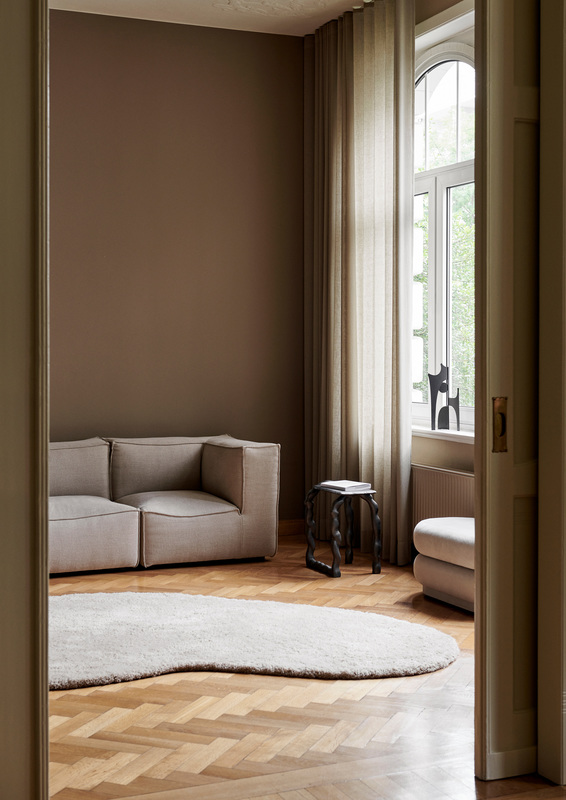 Beige Catena Sofa von Ferm Living aus Baumwolle und Leinen in modernem Wohnzimmer.