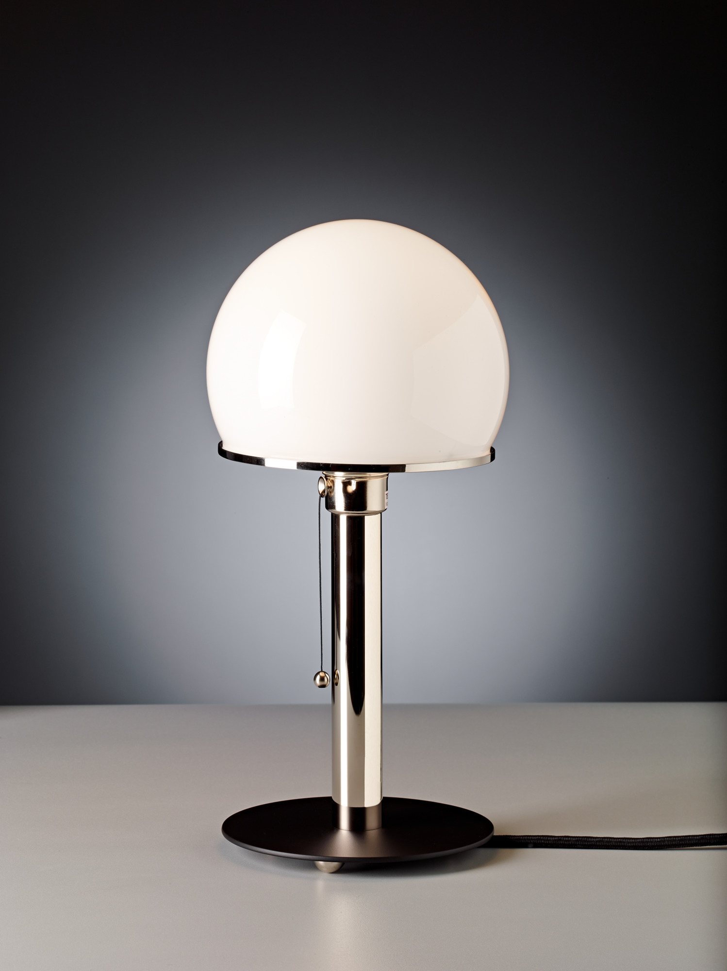 Nahaufnahme der WA 23 SW Wagenfeld Tischleuchte von Tecnolumen mit rundem, weißem Lampenschirm und verchromtem Gestell.