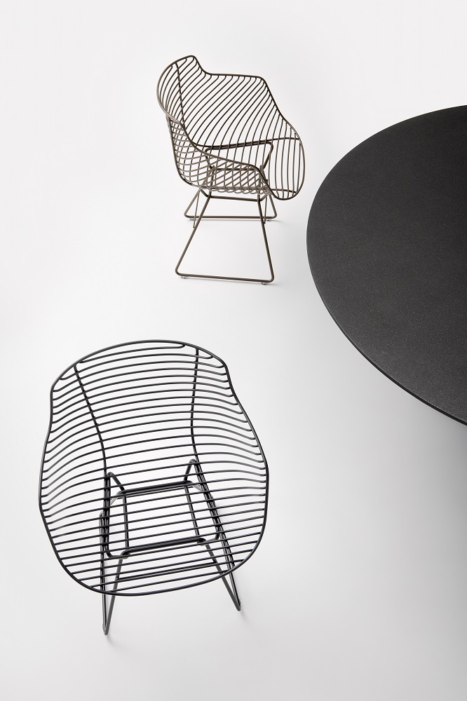 Zwei Flow Filo SLIM Stühle von MDF Italia mit Kufengestell für Indoor und Outdoor.