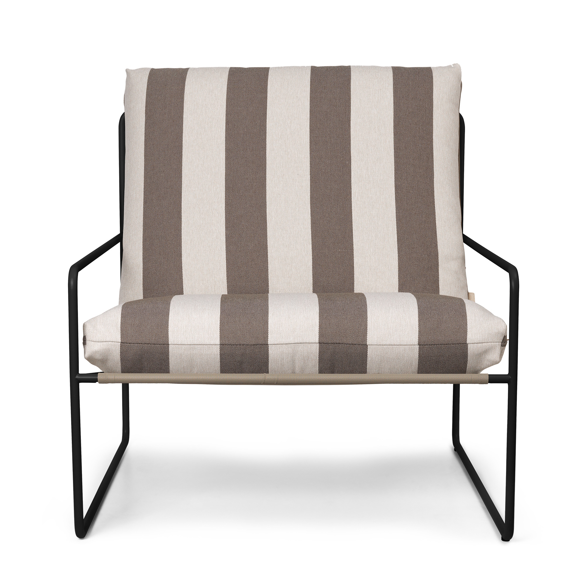 Desert Sessel von Ferm Living mit schwarzem Gestell und gestreifter Sitzfläche für den Außenbereich.
