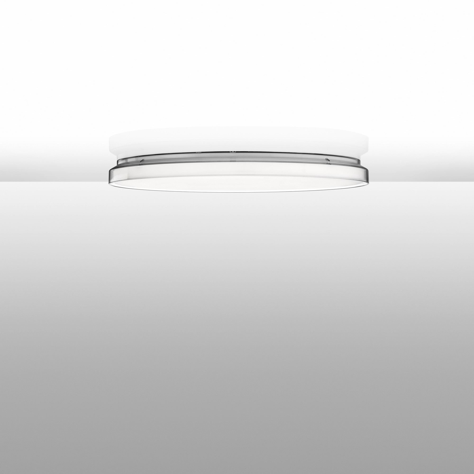 Weiße Flos Deckenleuchte Clara mit transparentem Ring, moderne Innenbeleuchtung für Wohnräume.