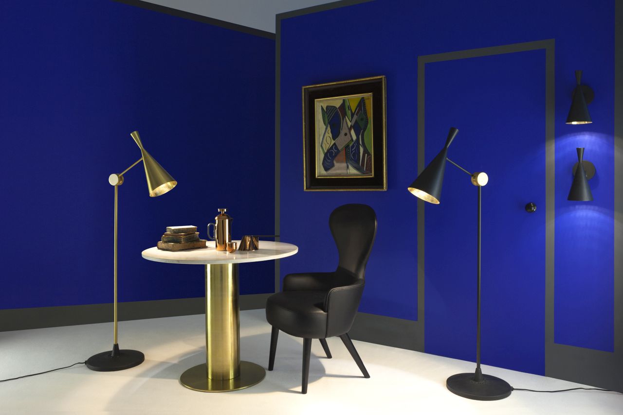 Nahaufnahme von Tom Dixon Beat Wandleuchten in einem stilvollen, modernem Wohnraum mit blauen Wänden.