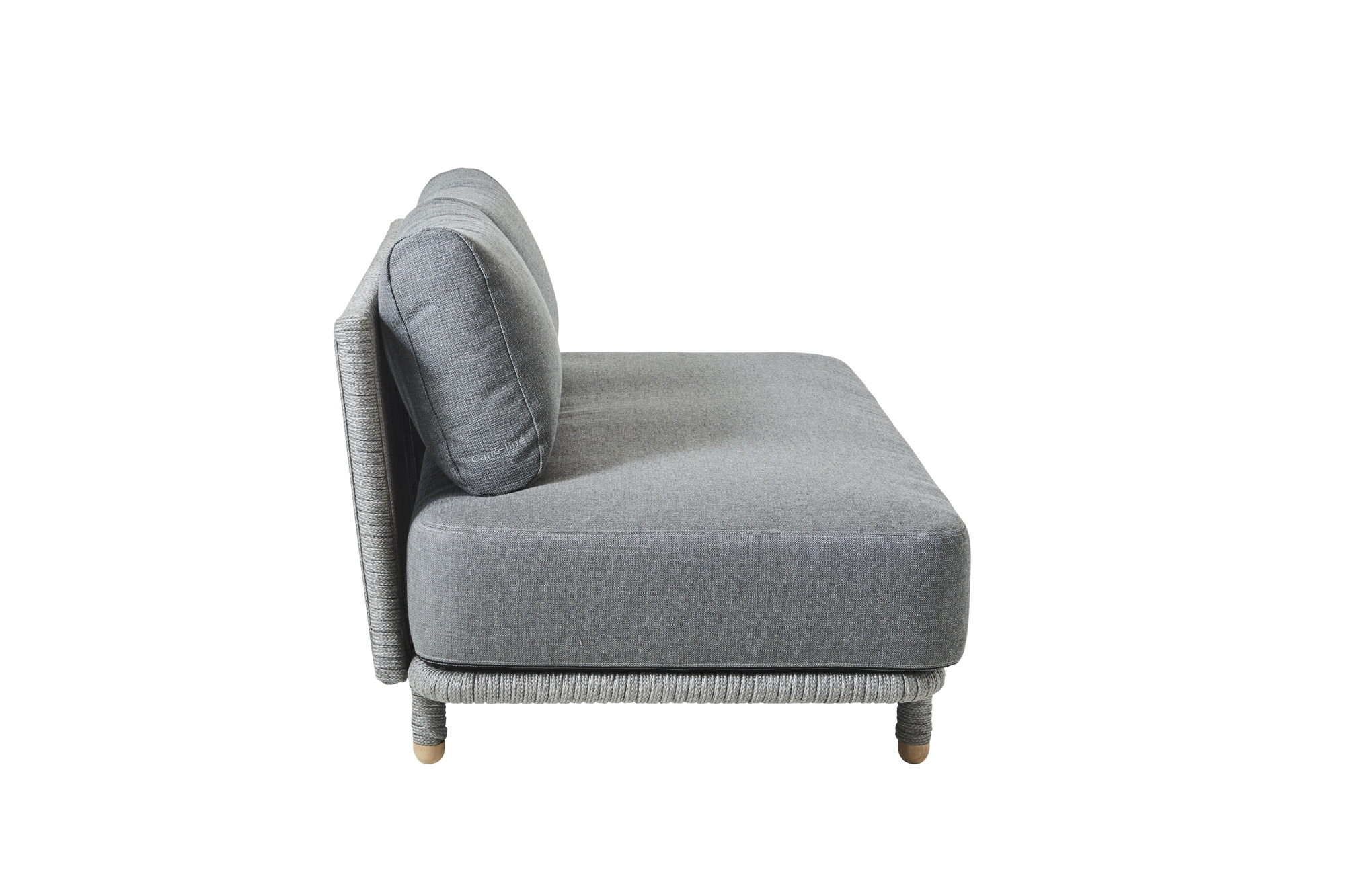 Graues Cane-Line Moments Outdoor Sofa Modul, 2-Sitzer, Seitenansicht. Gartenmöbel mit Kissen.