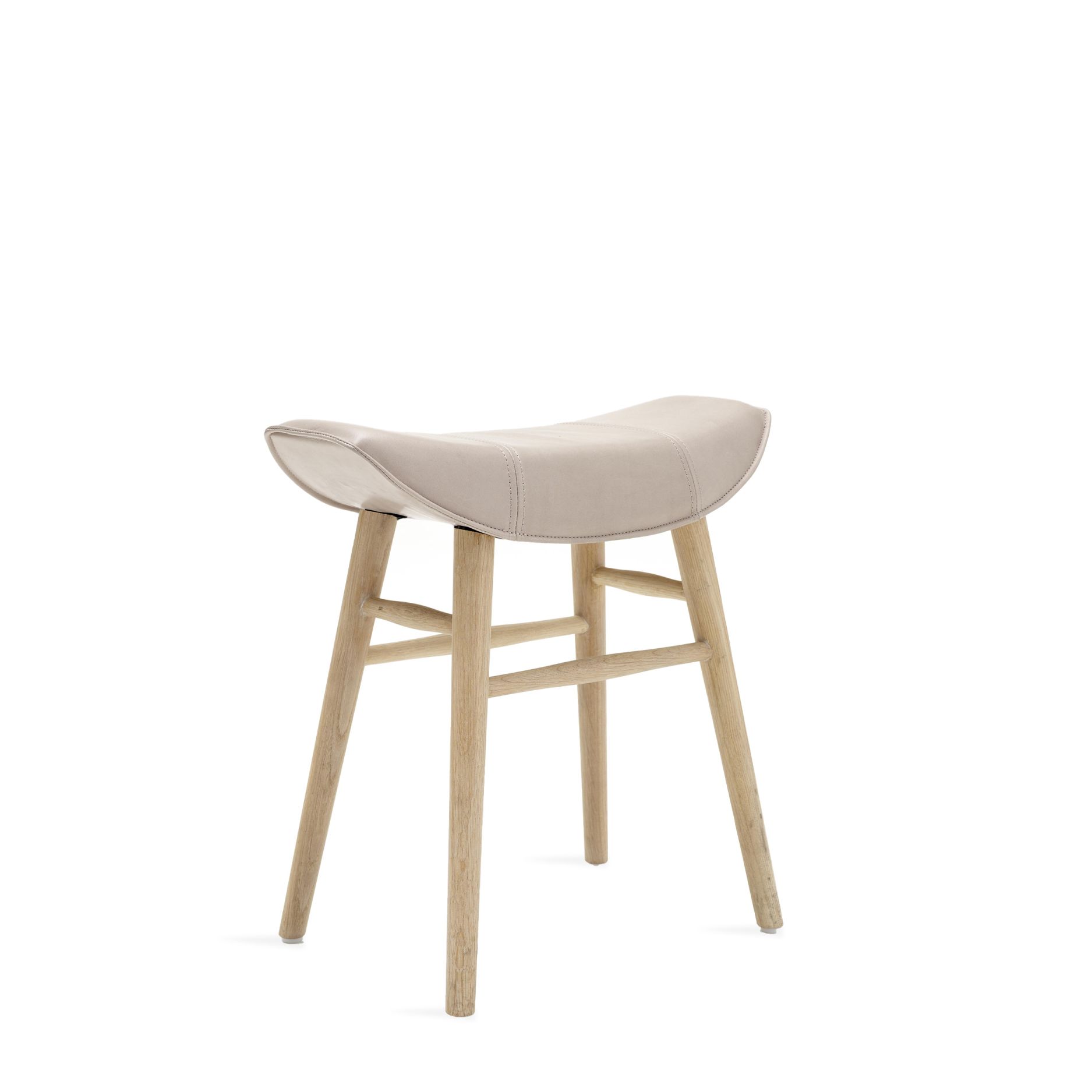 Kya Sitzhocker von Freifrau Manufaktur: Moderner Hocker mit beigem Lederbezug und hellem Holzgestell.