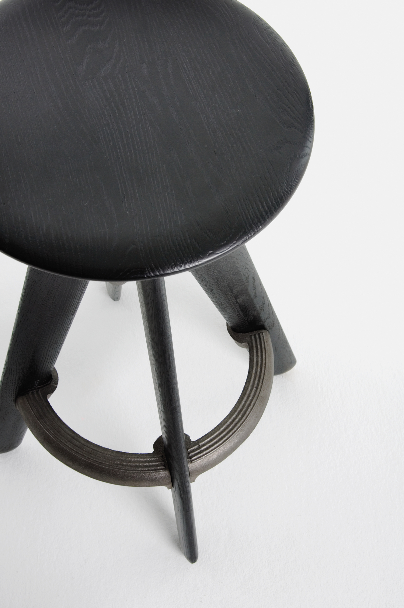 Detailaufnahme: Schwarzer Slab Barhocker von Tom Dixon mit Fußstütze aus Metall.