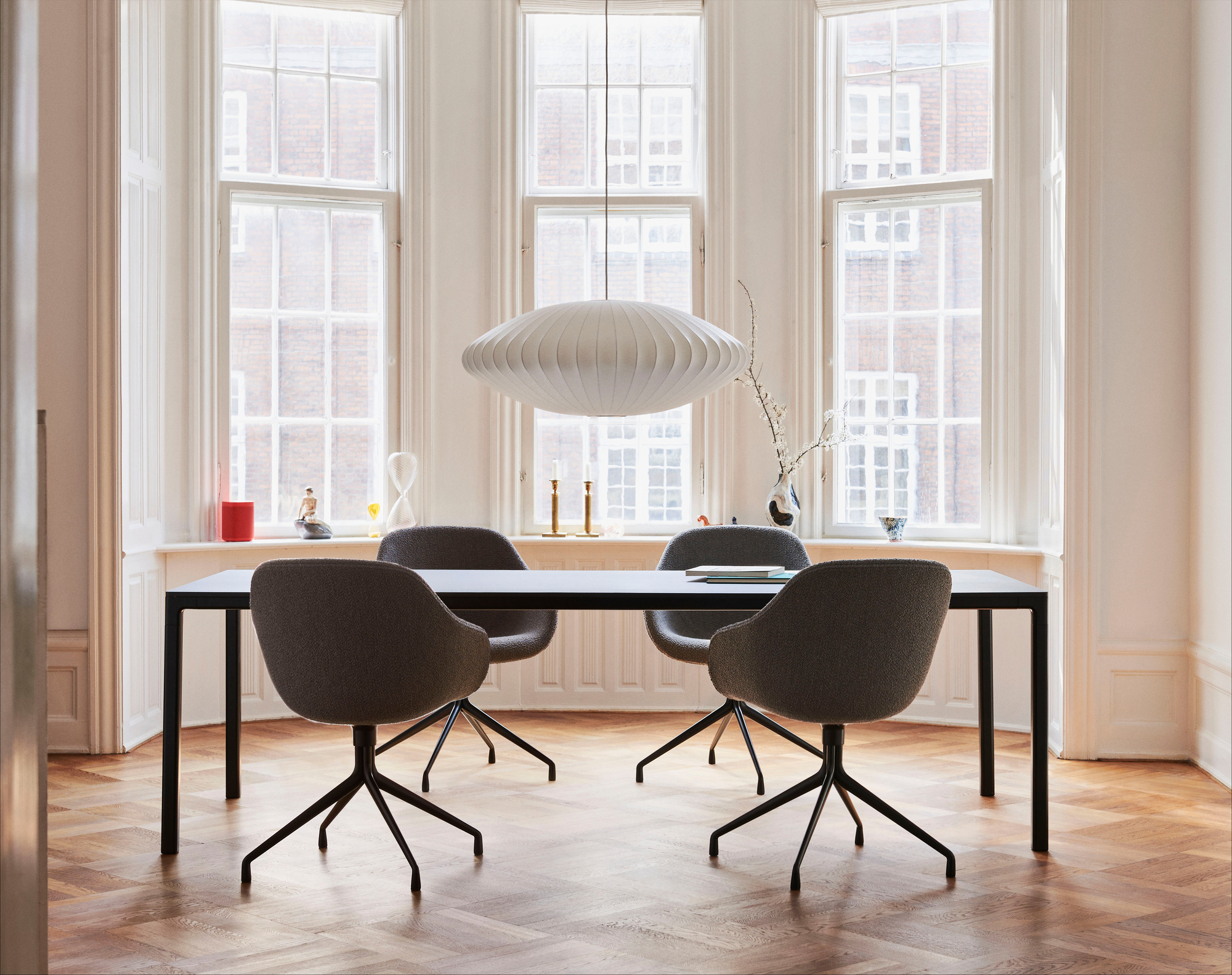 Nelson Saucer Bubble Pendant von Hay über Esstisch mit Stühlen. Moderne Pendelleuchte für Wohnzimmer.