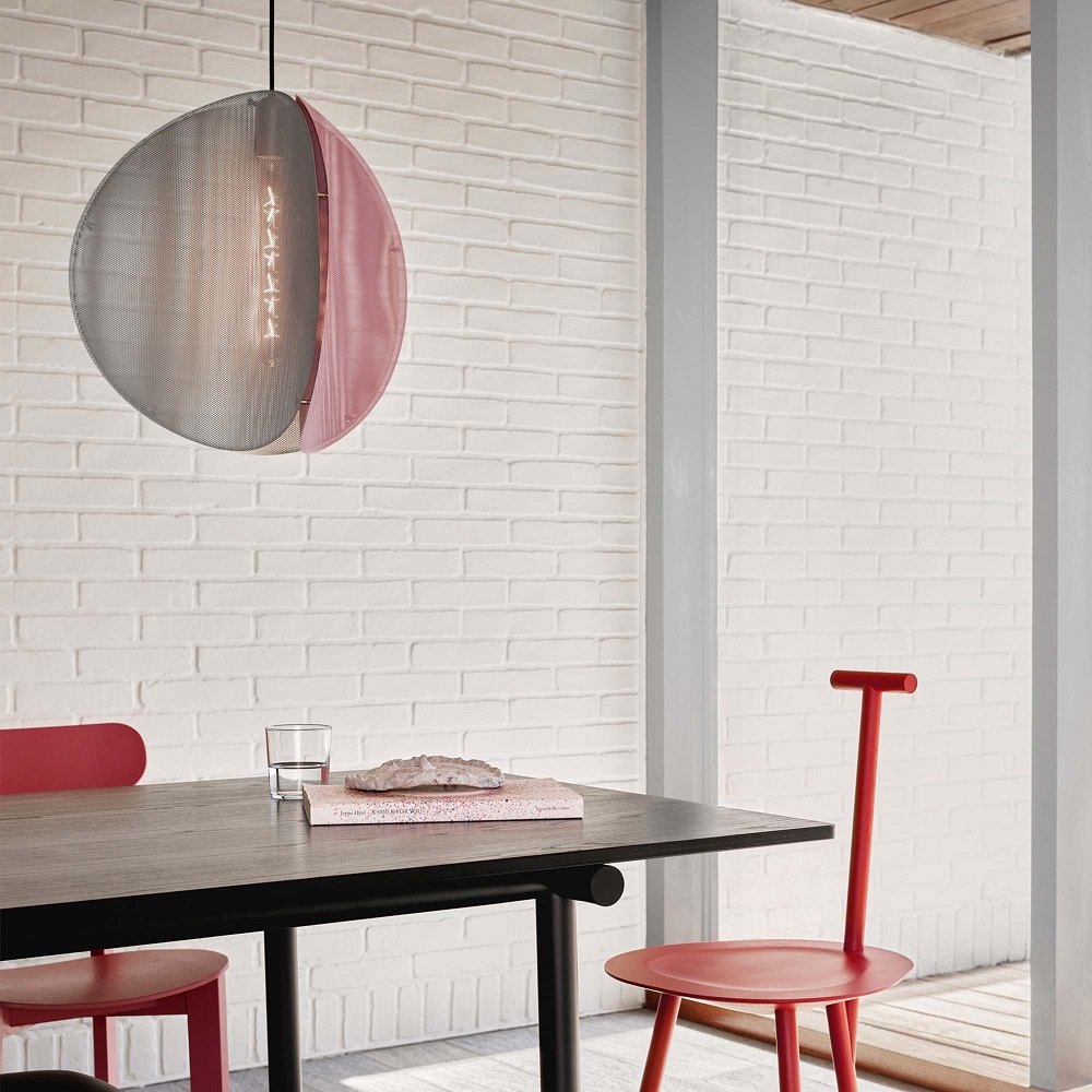 Proxima Pendelleuchte von Please Wait to be Seated über Esstisch mit Stühlen.