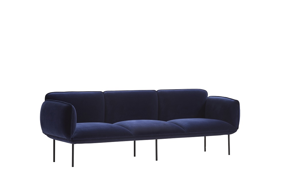 Nakki Sofa: Elegantes 3-Sitzer Sofa von Woud in tiefem Blau mit schlanken Metallbeinen.