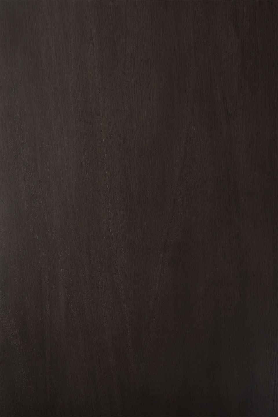 Detailaufnahme der Mahagoni-Holzoberfläche des Ethnicraft PI Couchtisches. Hochwertiges Möbeldesign für Wohnzimmer.