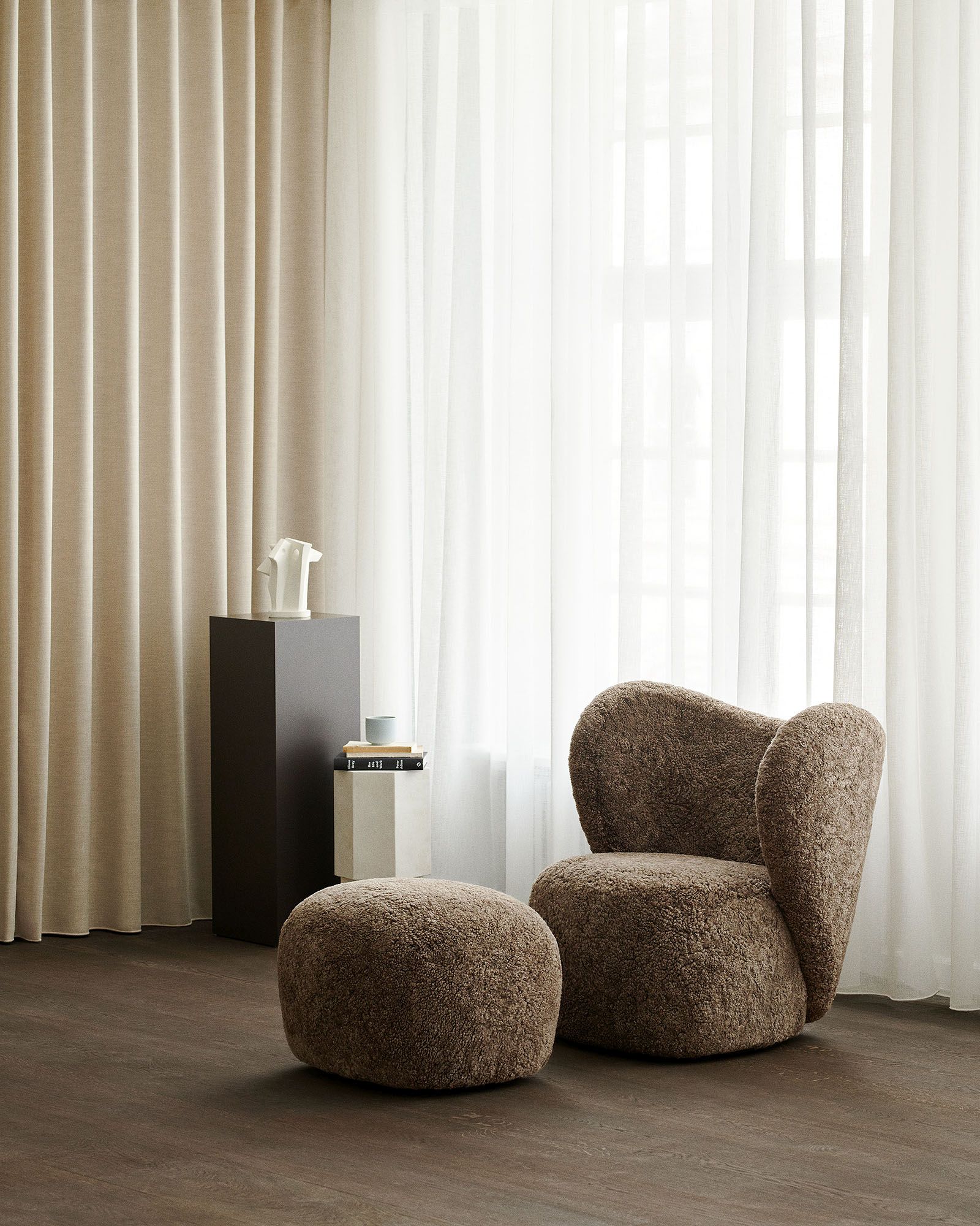 Little Big Pouf Hocker von NORR11 in braunem Teddyfell mit passendem Sessel.