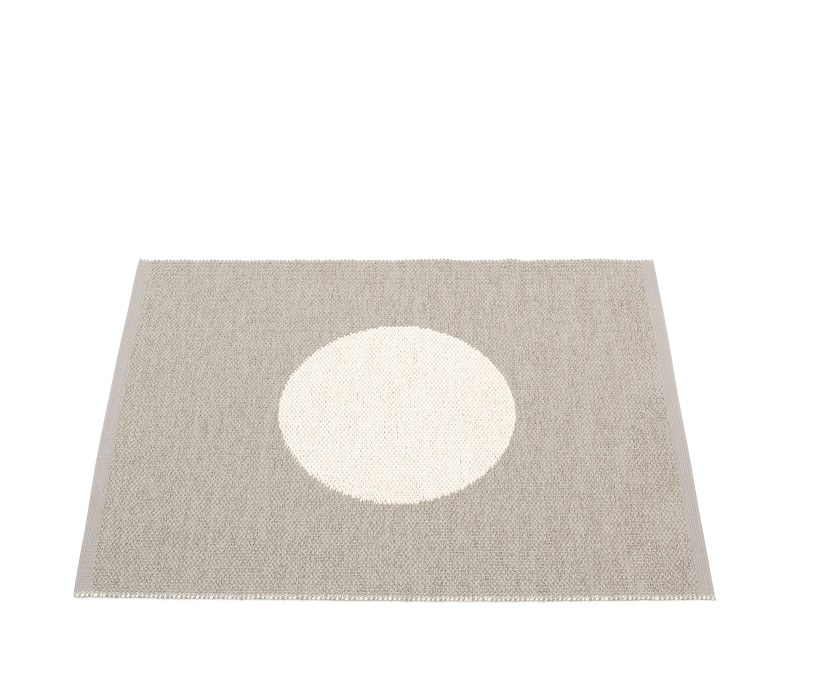 Vera Small One Pappelina Kunststoffteppich in Schlamm, 70x90 cm, mit großem weißen Kreis auf beigem Grund.