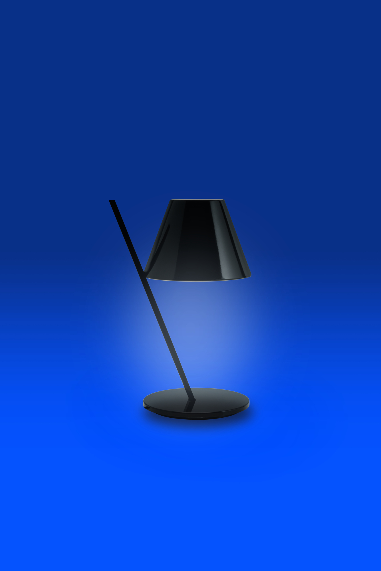 Schwarze La Petite Tischleuchte von Artemide mit konischem Lampenschirm und minimalistischem Design.