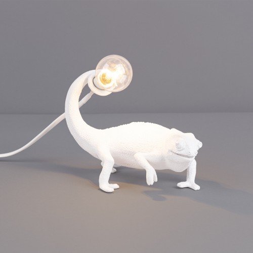 Weiße Chameleon Lampe von Seletti, Tischleuchte in Form eines Chamäleons mit Glühbirne.
