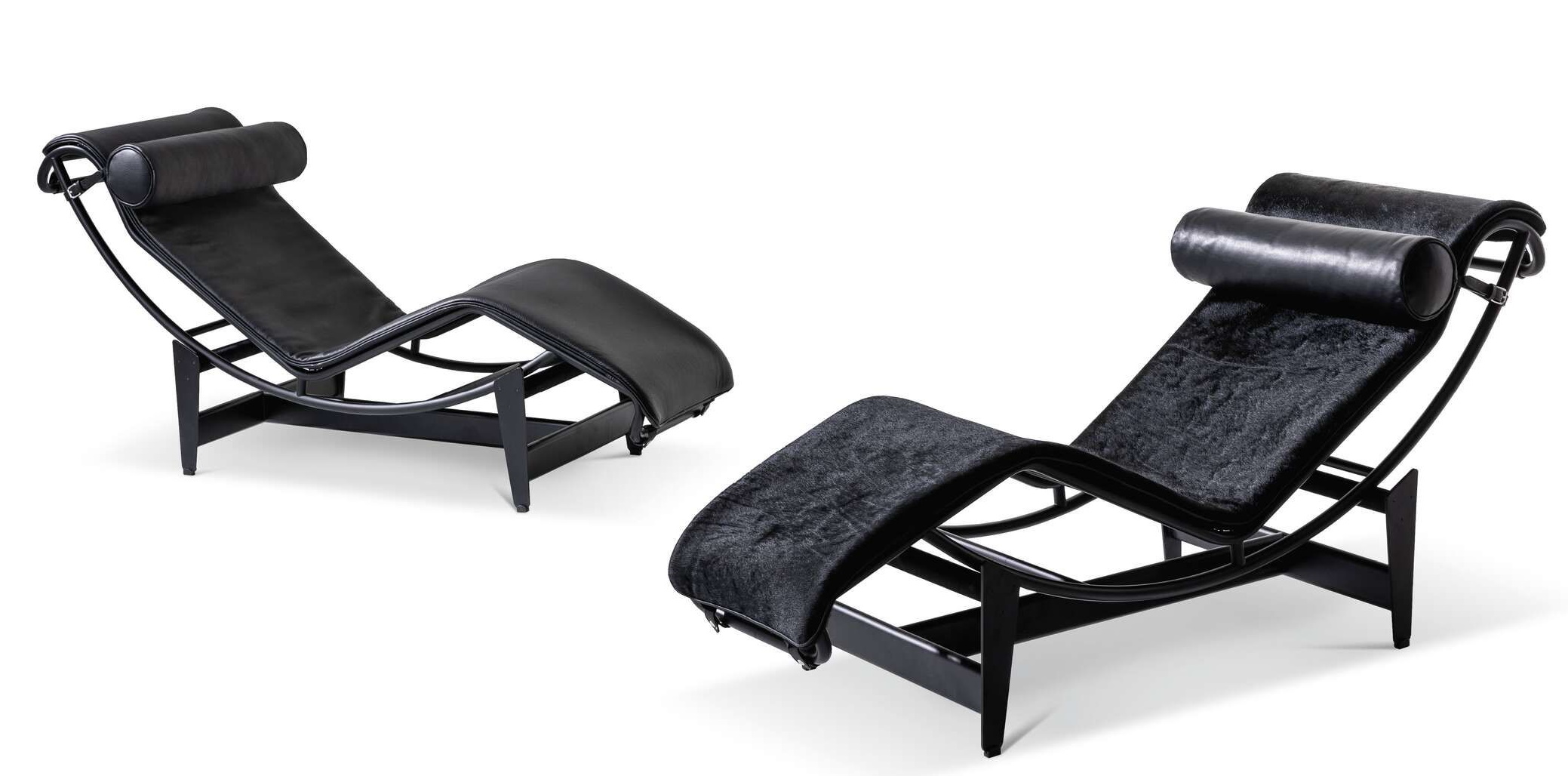 Zwei schwarze Chaise Longues von Cassina mit verstellbarer Liegefläche und Kopfstütze auf weißem Hintergrund.