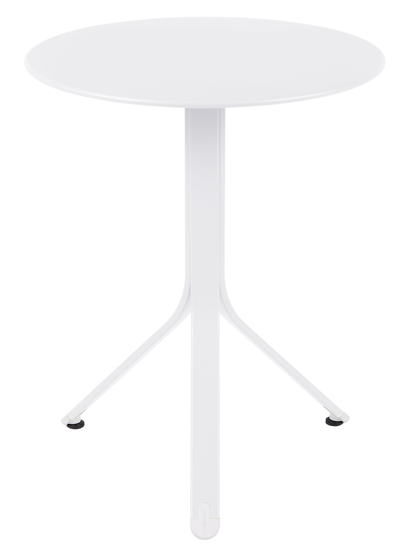 Weißer Rest´O Tisch von Fermob für den Außenbereich mit rundem Tischblatt und Dreibein-Gestell.