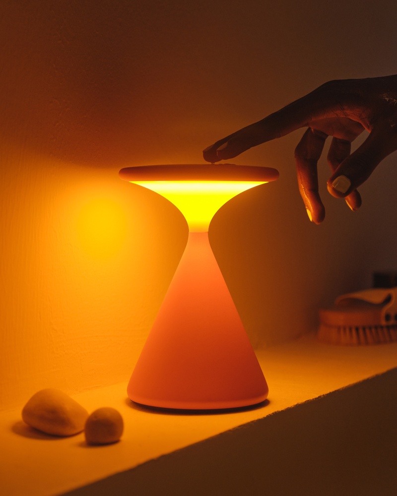 Salt Akkuleuchte in Grau-Sandweiß: Moderne Tischleuchte mit warmem Licht und Touch-Bedienung.