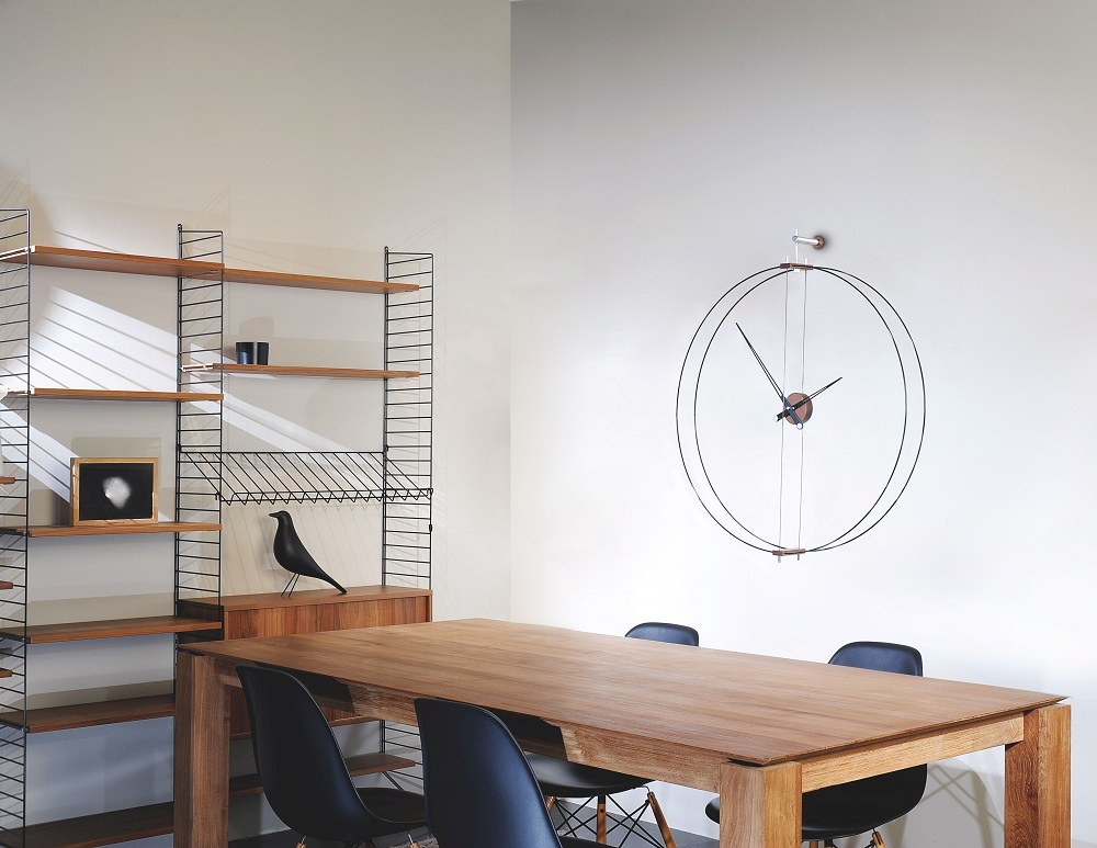Barcelona Clock Wanduhr von nomon über Esstisch und Regal. Design Wanduhr für modernes Wohnen.