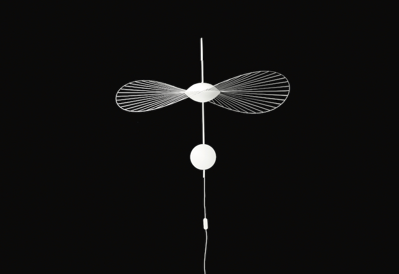 Vertigo Nova Wandleuchte von Petite Friture in Weiß, modernes Design mit filigranen Linien und Lichtpunkt.