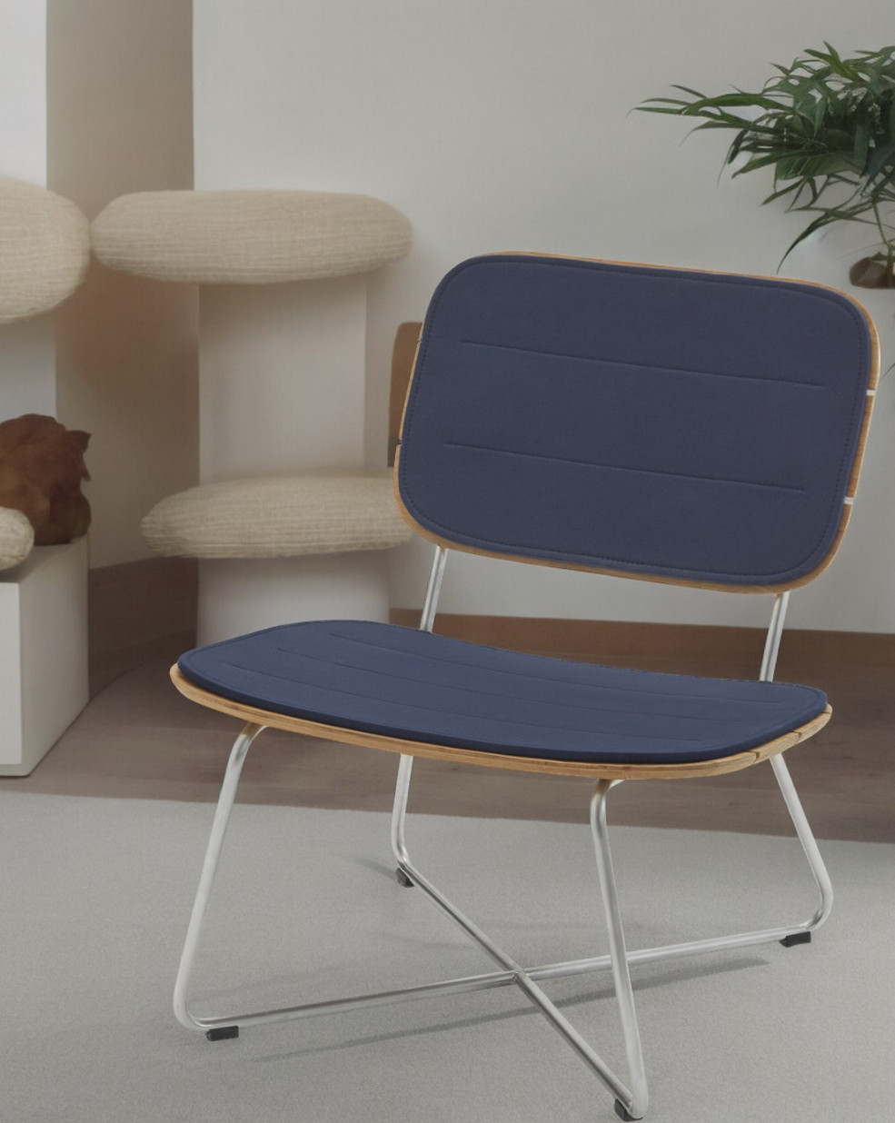 Lilium Lounge Chair mit blauem Sitzkissen von Skagerak by Fritz Hansen für den Außenbereich.