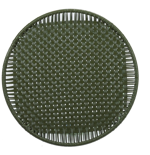 Detailaufnahme der olivgrünen Sitzfläche des Circo Beistelltisches für den Außenbereich. Gartenmöbel mit Flechtmuster.