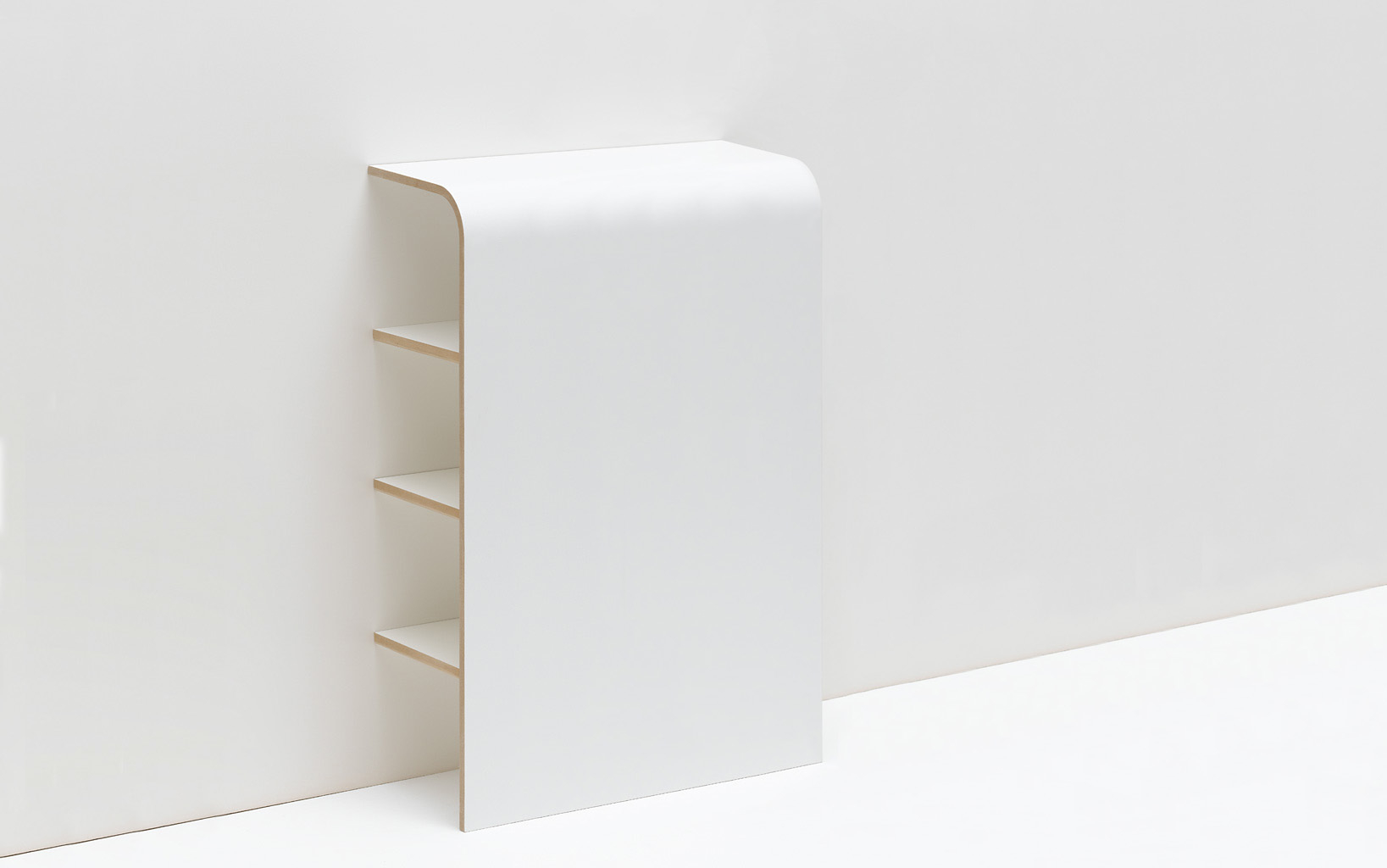 Weißes Tojo Platz Regal mit drei Regalböden aus Holz vor einer weißen Wand.