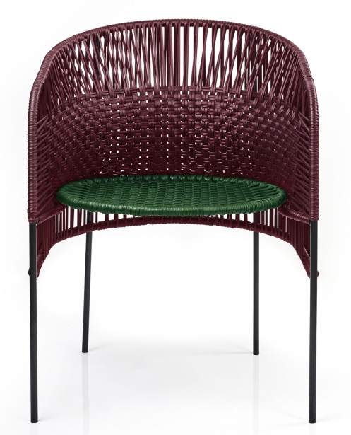 Caribe Chic Stuhl: Outdoor-Stuhl in Schwarzrot mit moosgrüner Sitzfläche und schwarzen Beinen.