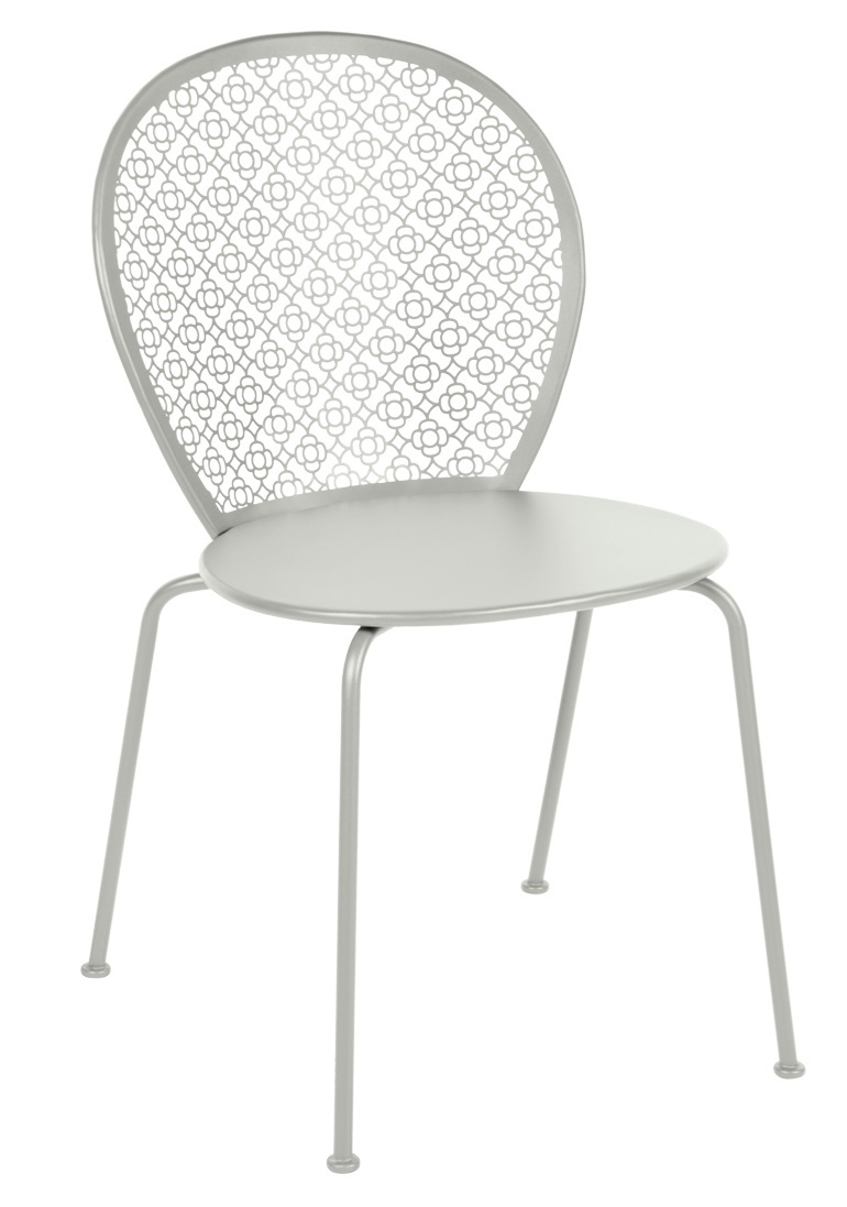 Silberner Lorette Stuhl von Fermob für den Außenbereich mit filigranem, floralem Muster im Rücken.
