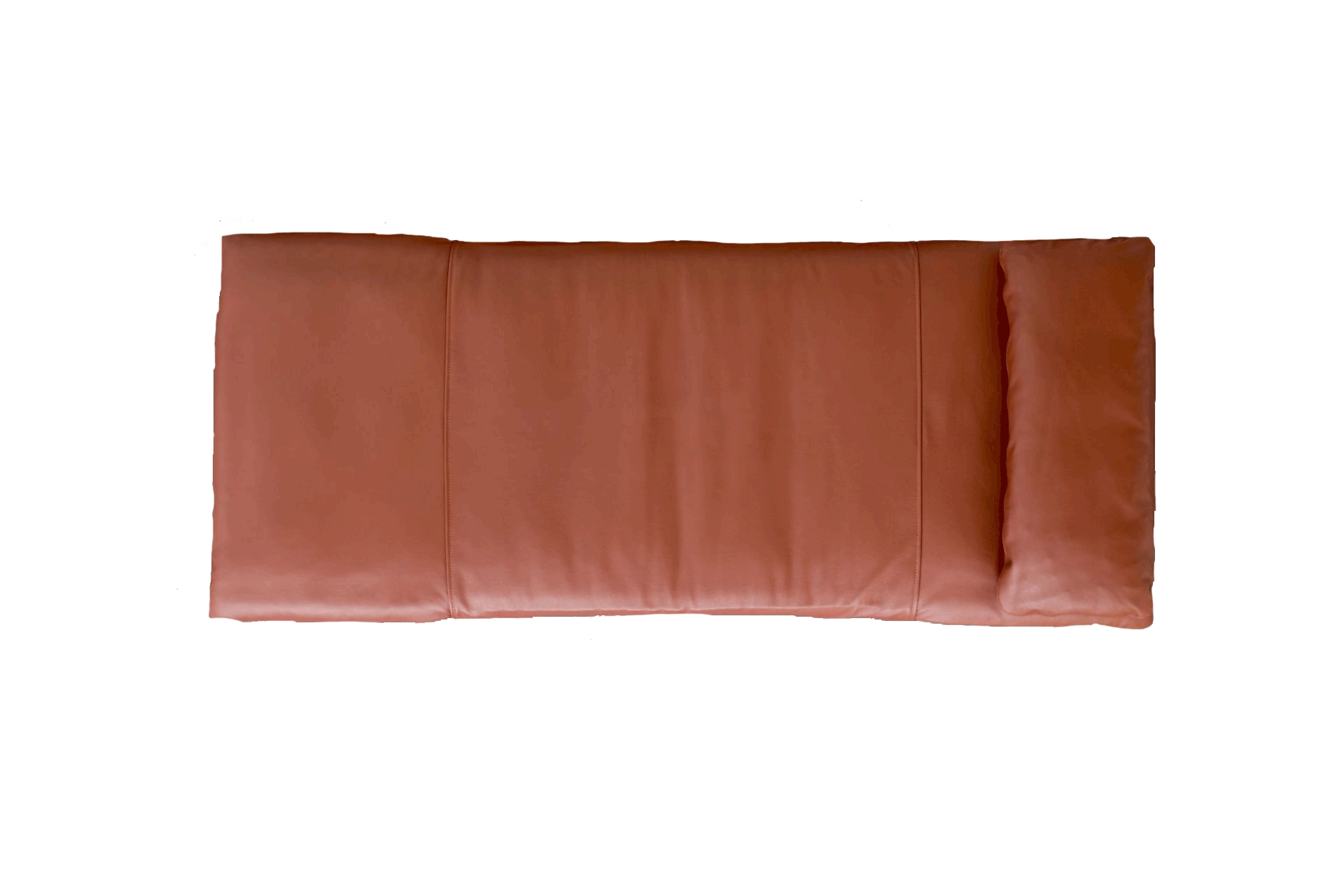 Nahaufnahme des Pallet Daybed in Pulpo-Terrakotta, ein modernes Outdoor-Sofa mit Kissen.