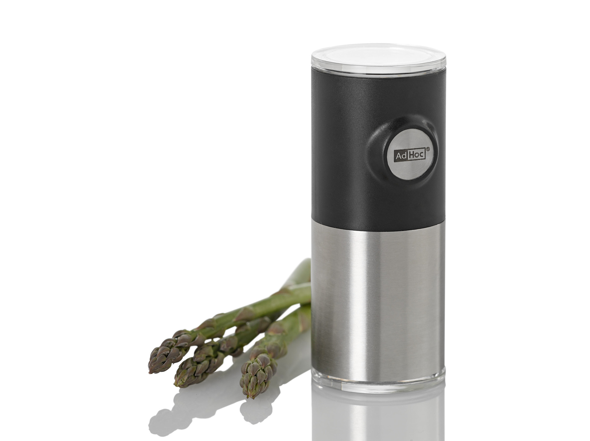 Schwarze AdHoc Pepnetic magnetische Mühle für Pfeffer oder Salz neben frischem Spargel.