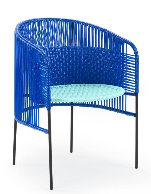 Blauer Ames Caribe Stuhl für den Außenbereich mit mintfarbener Sitzfläche und schwarzen Beinen.