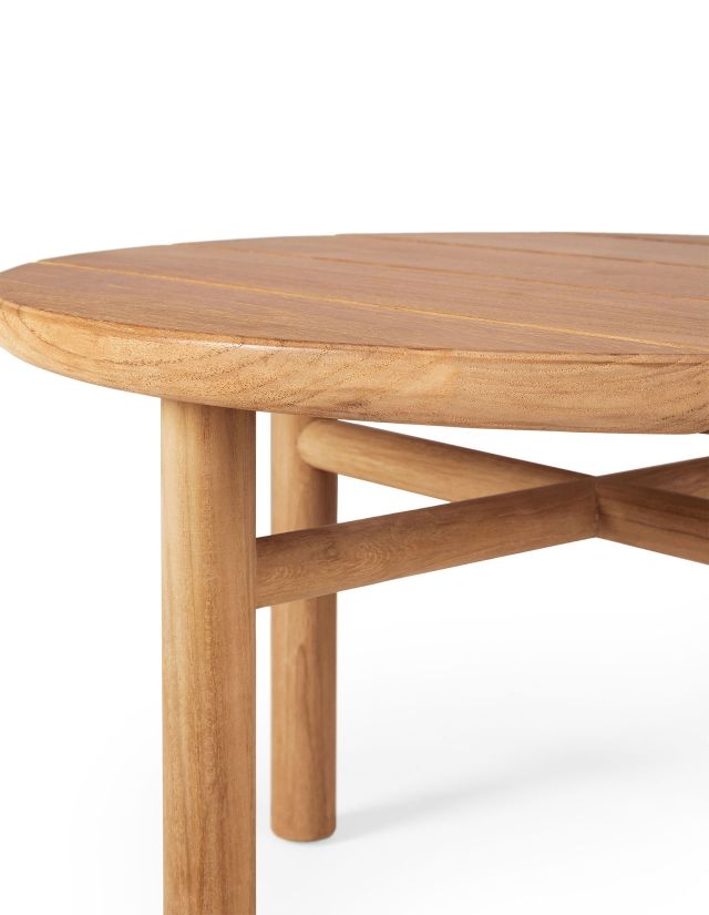 Detailaufnahme des Quatro Outdoor Beistelltisches von Ethnicraft aus Teakholz, runde Tischplatte und Beine.