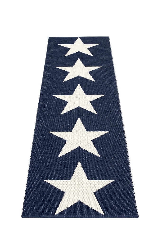 Viggo One Pappelina Kunststoffteppich 70x250 cm mit blauem Grund und weißen Sternen im modernen Design.
