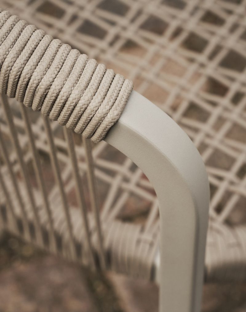 Detailaufnahme: Armlehne des Lagrasse Stuhls von Vipp, Outdoor-Stuhl mit geflochtenem Sitz.