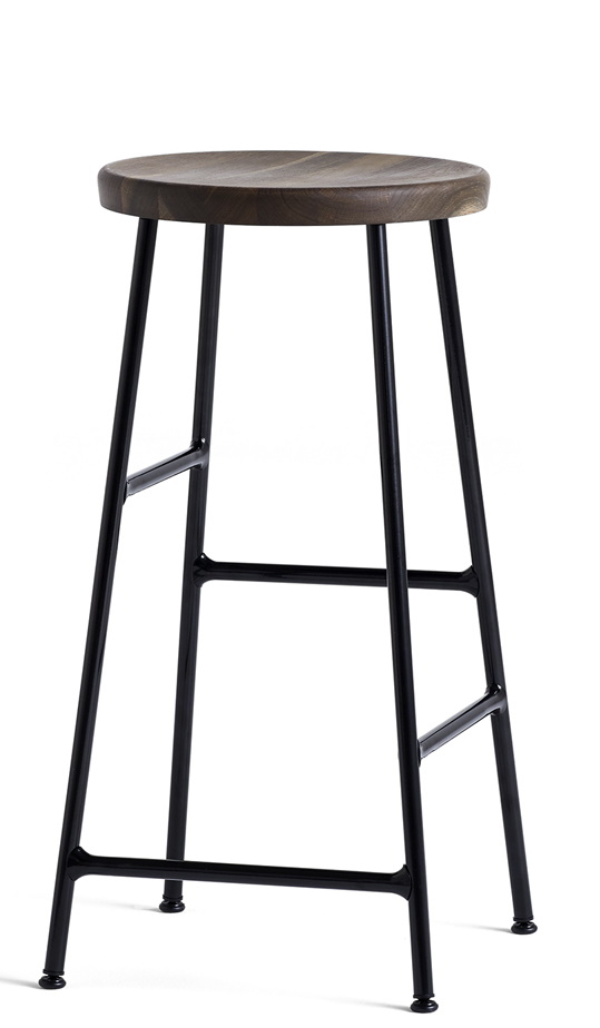Cornet Bar Stool: Niedriger Barhocker mit geräucherter Eichenholz-Sitzfläche und schwarzem Stahlgestell. Moderner Hocker für Küche oder Bar.