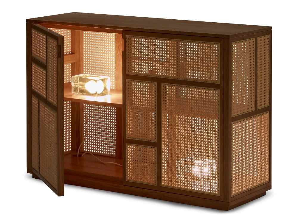 Air Sideboard von Design House Stockholm aus Eiche mit Wiener Geflecht und offener Tür.