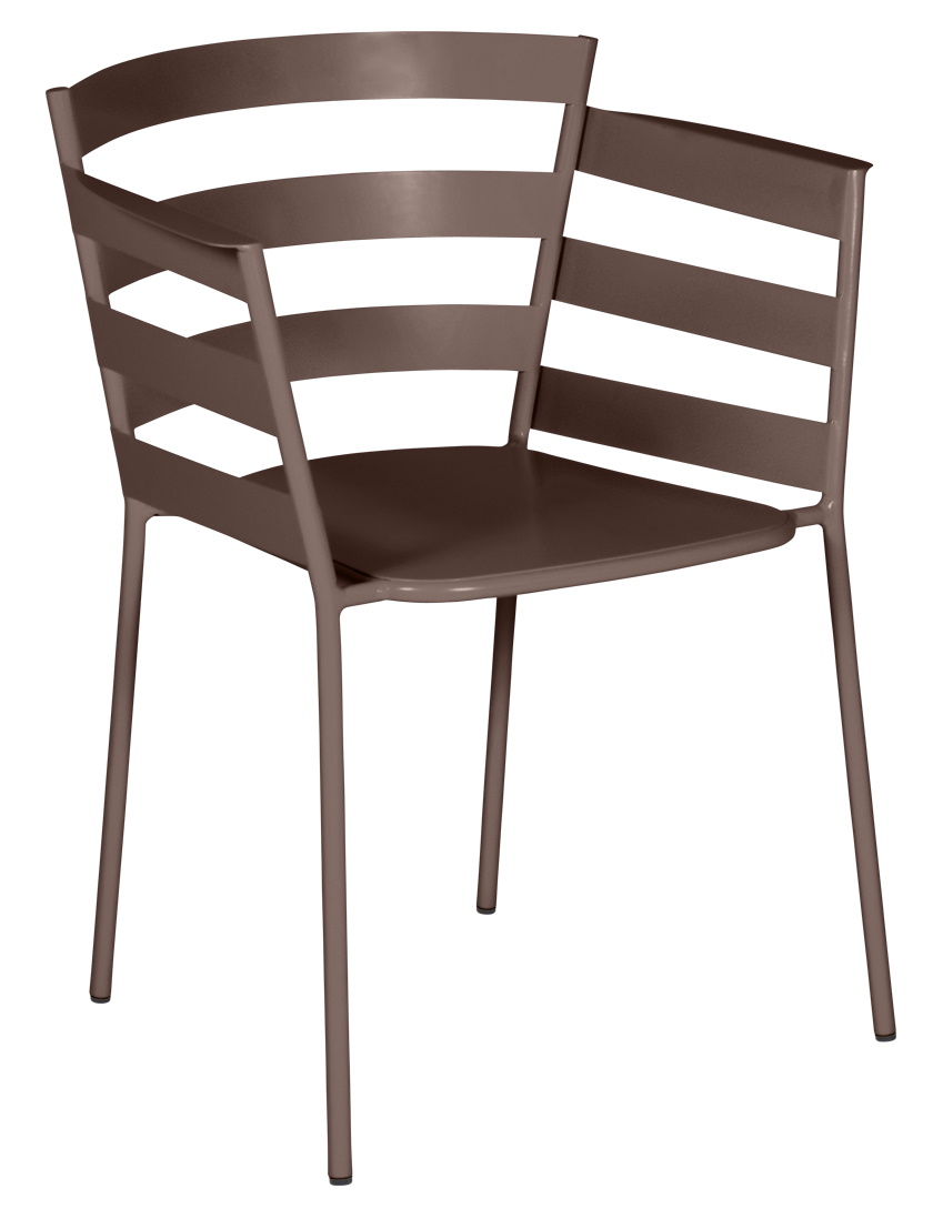 Brauner Rythmic Sessel von Fermob für den Außenbereich, mit Armlehnen und Lattenmuster.