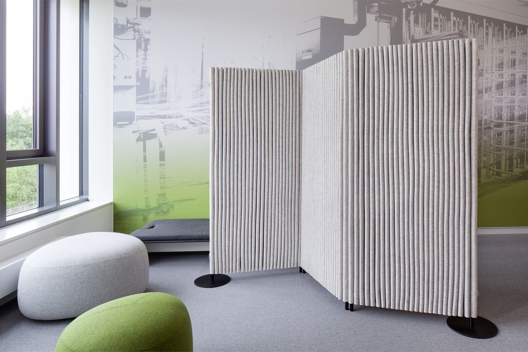 Grauer, dreiteiliger Raumteiler aus Filz mit vertikalen Streifen im modernen Büro, Akustikpaneel für Schallschutz.